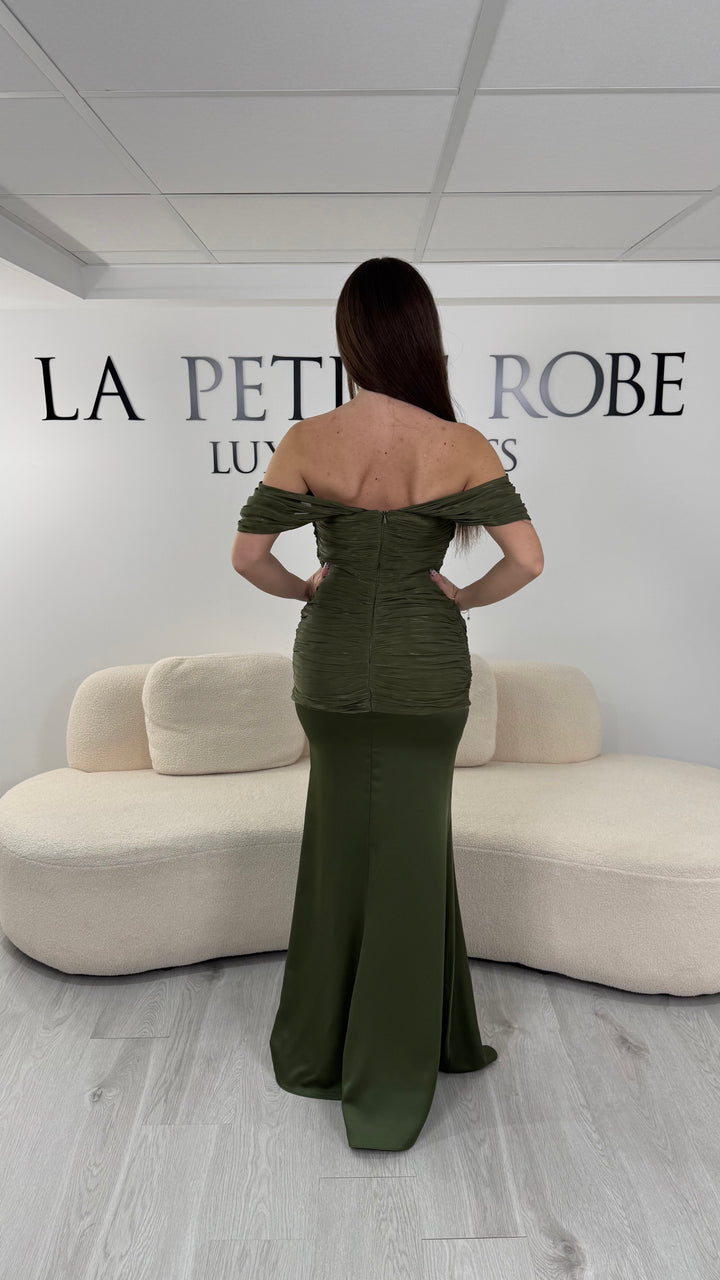 Robe de soirée kaki longue et élégante avec col bateau, sans manches et sans fente. Une robe chic et glamour idéale pour mariage, gala ou cérémonie.