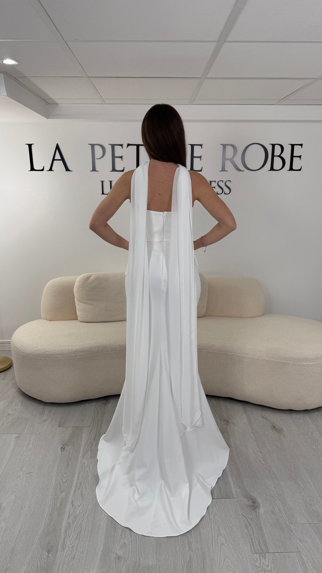 Robe de mariée blanche longue avec col bustier, corset et écharpe incluse. Une robe élégante, sans manches et sans fente, idéale pour un mariage chic.