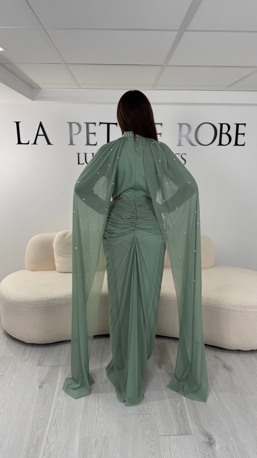 Robe de soirée modeste vert d’eau avec manches longues et détails perlés. Une robe élégante sans fente, idéale pour mariage, cérémonie ou soirée chic.
