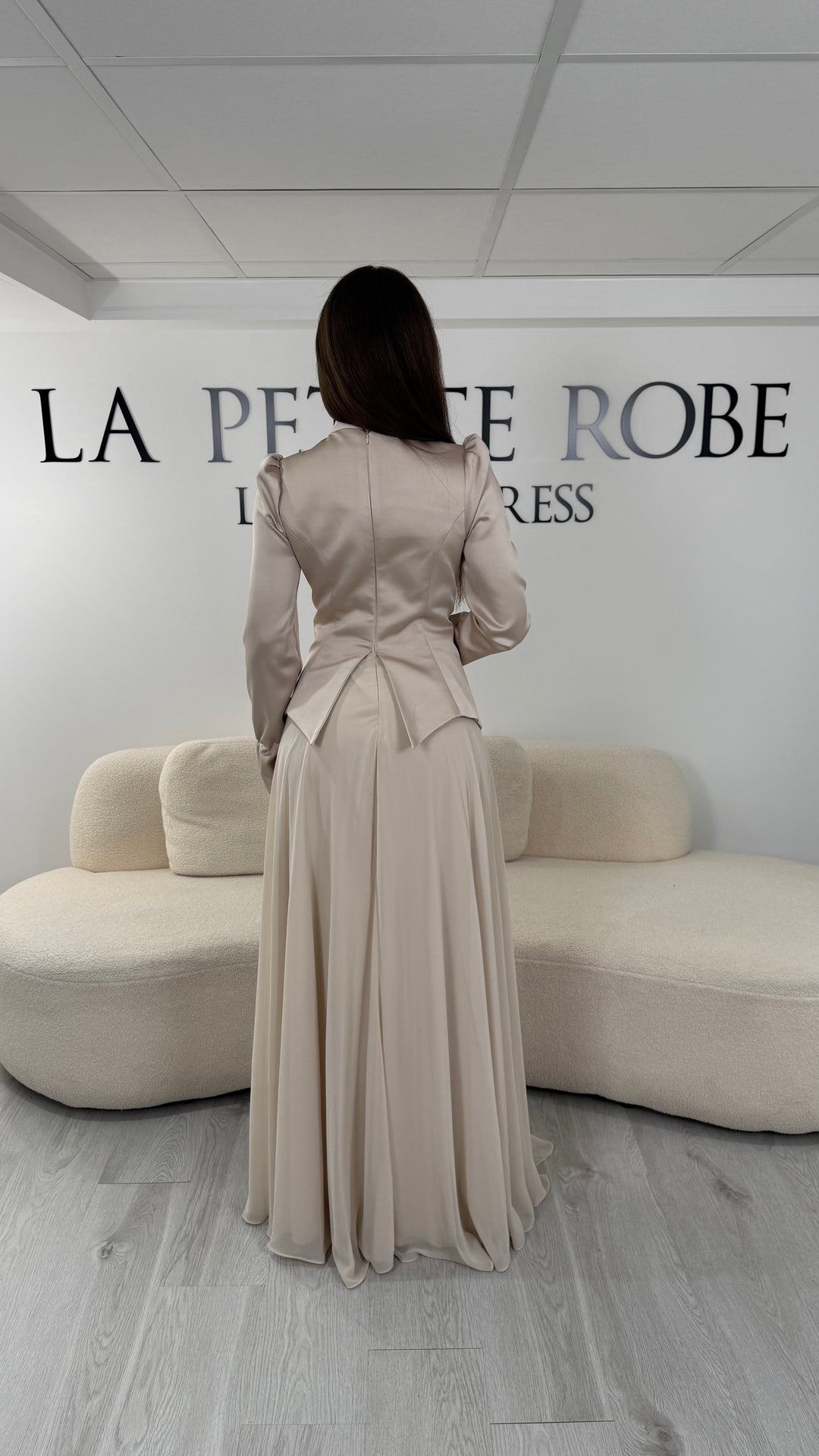 Robe de soirée modeste beige avec manches longues et détails brillants raffinés. Une robe élégante sans fente, idéale pour mariage, cérémonie ou soirée chic.