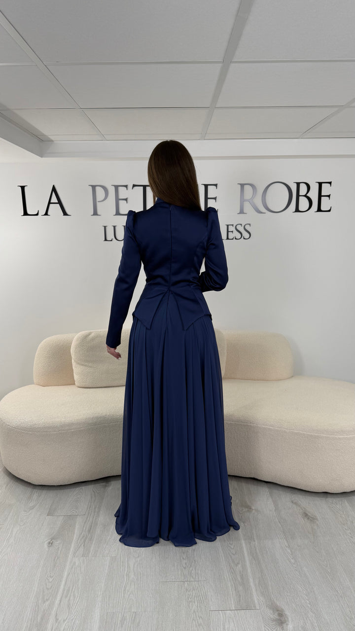 Robe de soirée modeste bleu marine avec manches longues et détails brillants raffinés. Une robe élégante sans fente, idéale pour mariage, cérémonie ou soirée chic.