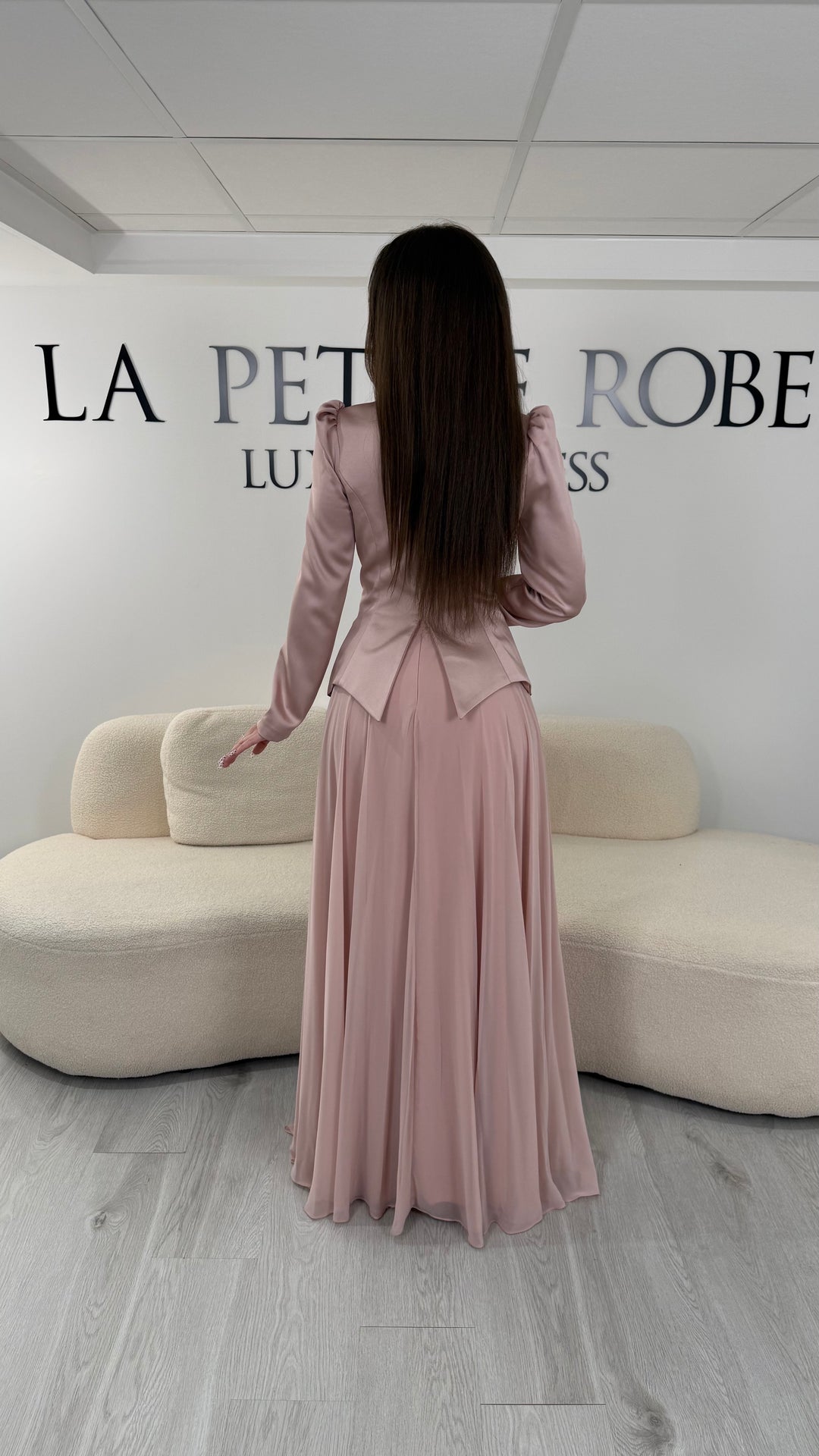 Robe de soirée modeste rose avec manches longues et détails brillants raffinés. Une robe élégante sans fente, idéale pour mariage, cérémonie ou soirée chic.