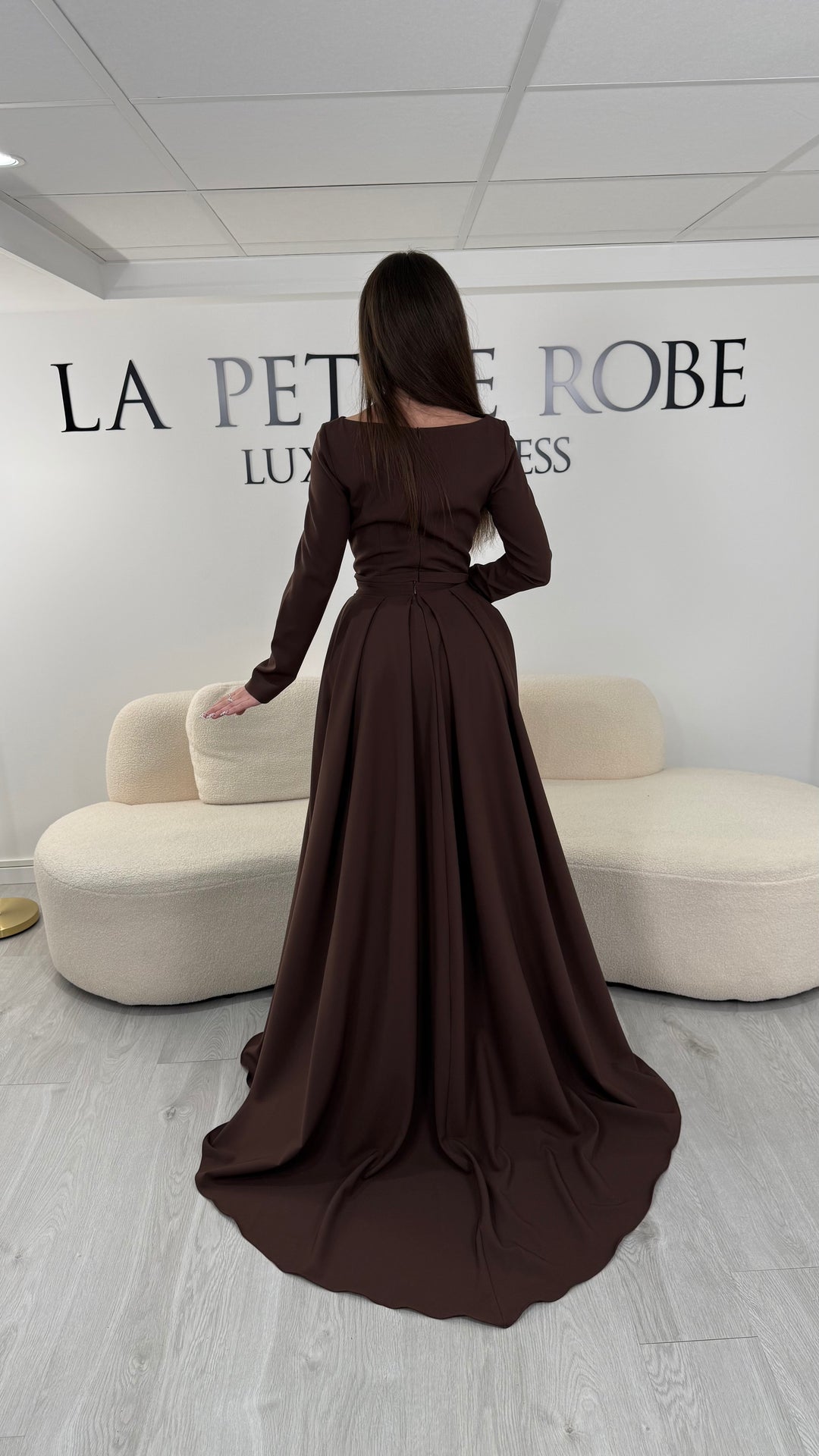 Robe de soirée marron longue avec manches longues et traîne amovible. Une robe élégante sans fente, idéale pour mariage, cérémonie ou soirée chic.