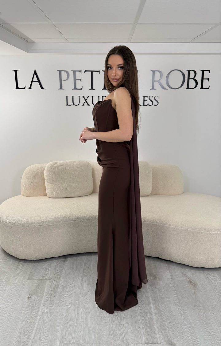 Robe de soirée marron longue avec col bustier, corset et écharpe incluse. Une robe élégante, sans manches et sans fente, idéale pour mariage ou cérémonie.