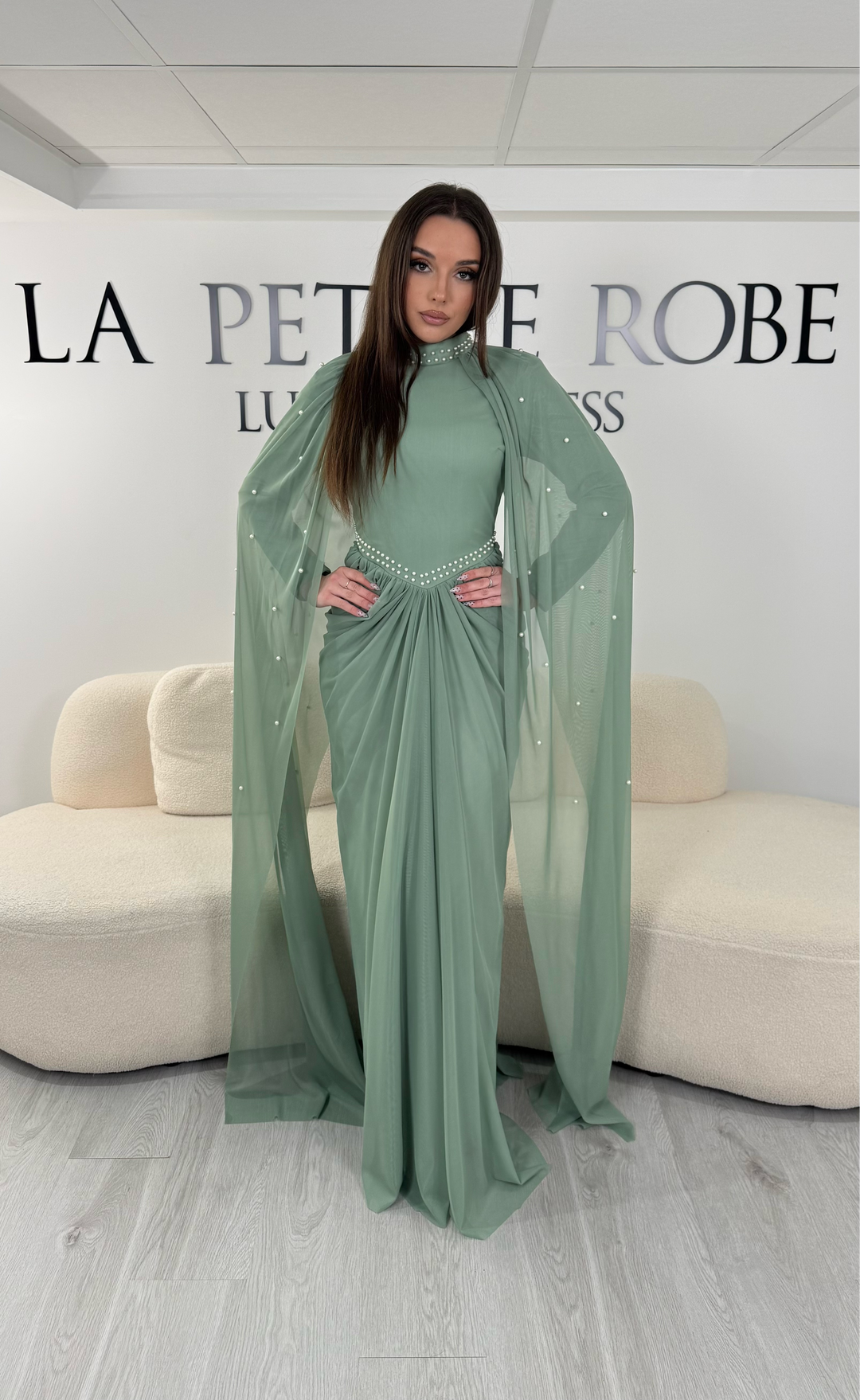 Robe de soirée modeste vert d’eau avec manches longues et détails perlés. Une robe élégante sans fente, idéale pour mariage, cérémonie ou soirée chic.