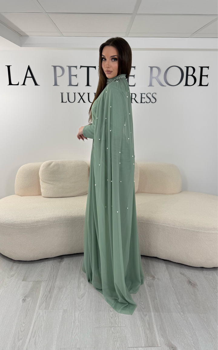 Robe de soirée modeste vert d’eau avec manches longues et détails perlés. Une robe élégante sans fente, idéale pour mariage, cérémonie ou soirée chic.