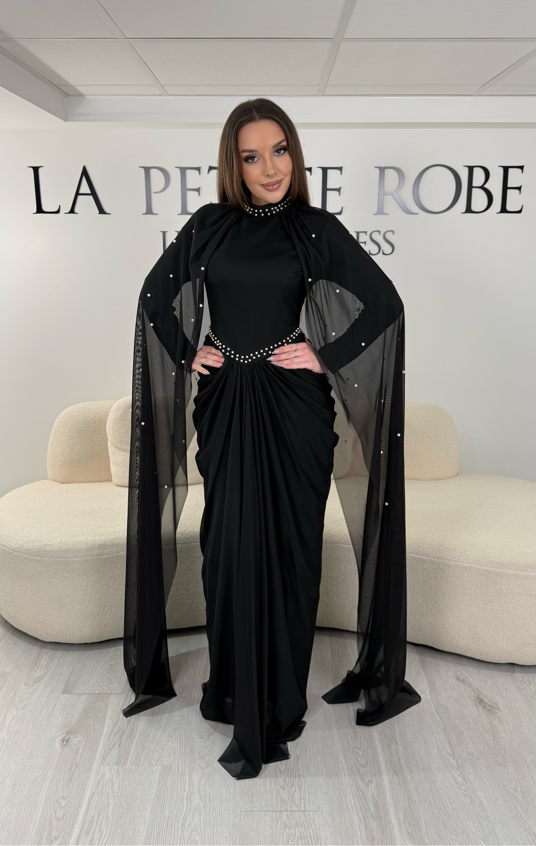 Robe de soirée modeste noire avec manches longues et détails perlés. Une robe élégante sans fente, idéale pour mariage, cérémonie ou soirée chic.