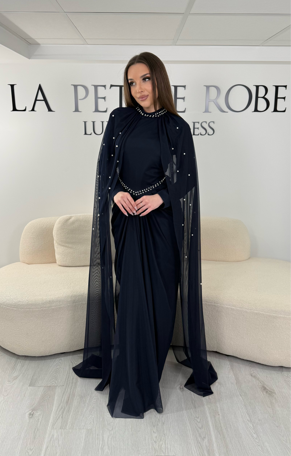 Robe de soirée modeste bleu marine avec manches longues et détails perlés. Une robe élégante sans fente, idéale pour mariage, cérémonie ou soirée chic.