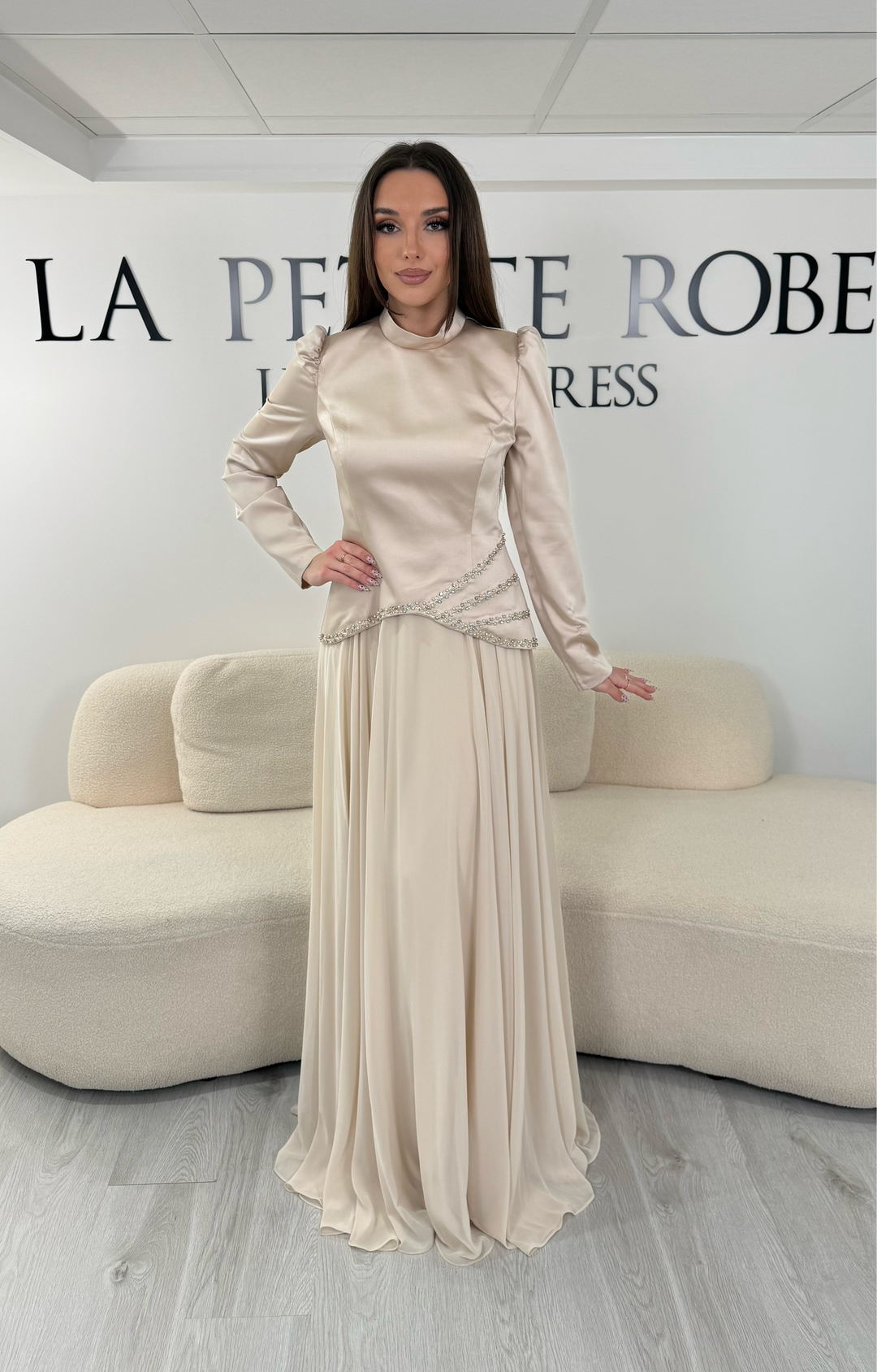 Robe de soirée modeste beige avec manches longues et détails brillants raffinés. Une robe élégante sans fente, idéale pour mariage, cérémonie ou soirée chic.
