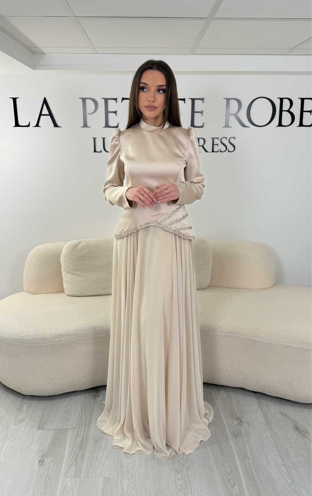 Robe de soirée modeste beige avec manches longues et détails brillants raffinés. Une robe élégante sans fente, idéale pour mariage, cérémonie ou soirée chic.