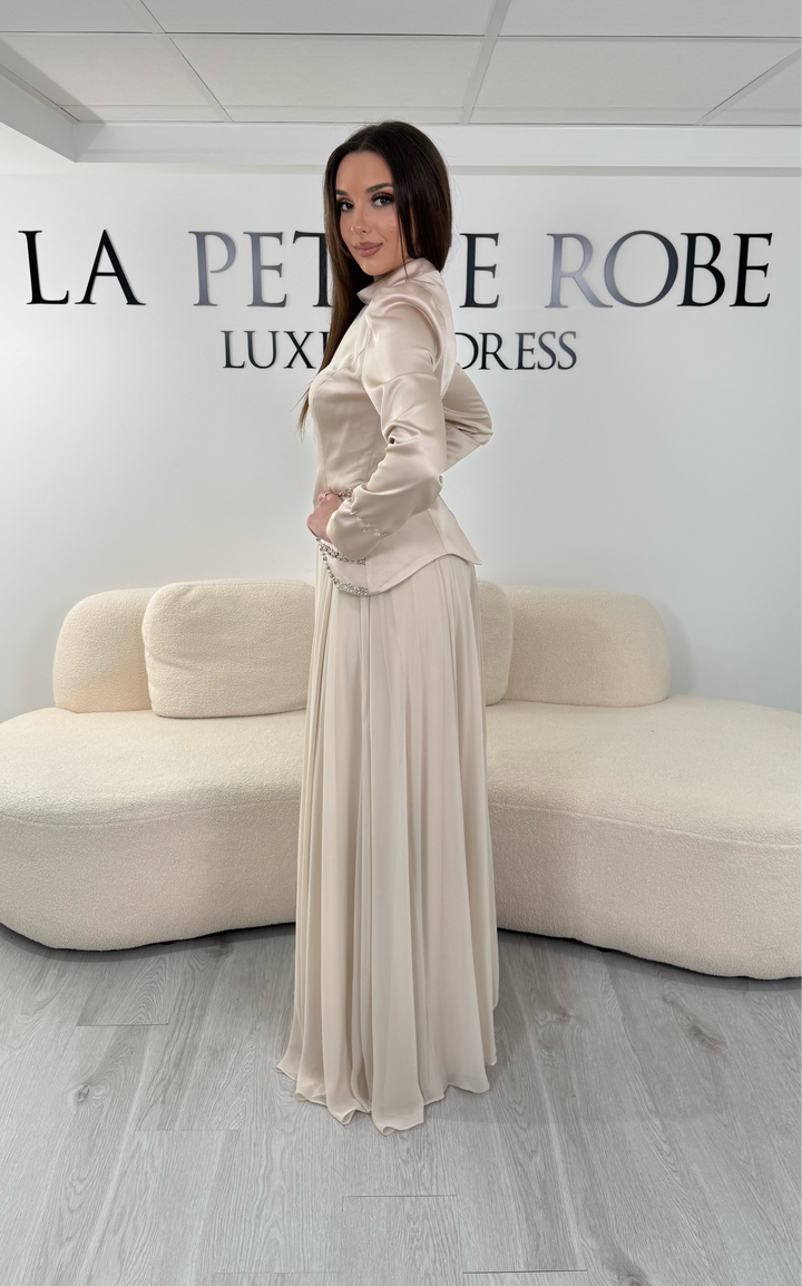 Robe de soirée modeste beige avec manches longues et détails brillants raffinés. Une robe élégante sans fente, idéale pour mariage, cérémonie ou soirée chic.