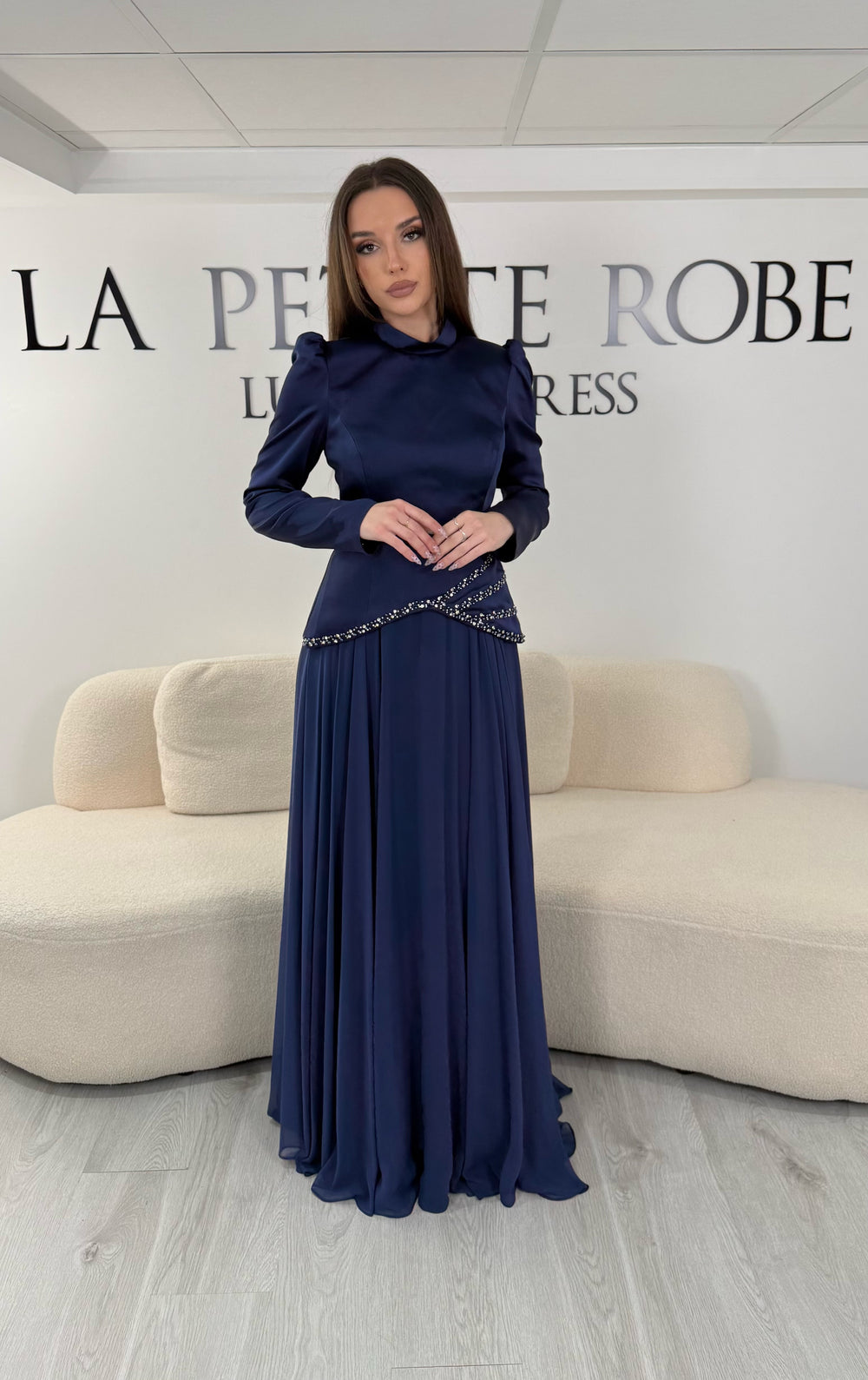 Robe de soirée modeste bleu marine avec manches longues et détails brillants raffinés. Une robe élégante sans fente, idéale pour mariage, cérémonie ou soirée chic.