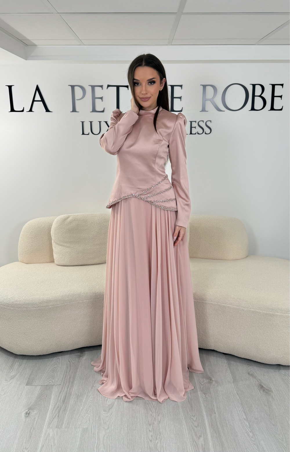 Robe de soirée modeste rose avec manches longues et détails brillants raffinés. Une robe élégante sans fente, idéale pour mariage, cérémonie ou soirée chic.