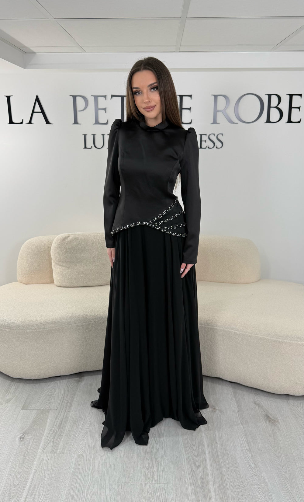 Robe de soirée modeste noire avec manches longues et détails brillants raffinés. Une robe élégante sans fente, idéale pour mariage, cérémonie ou soirée chic.