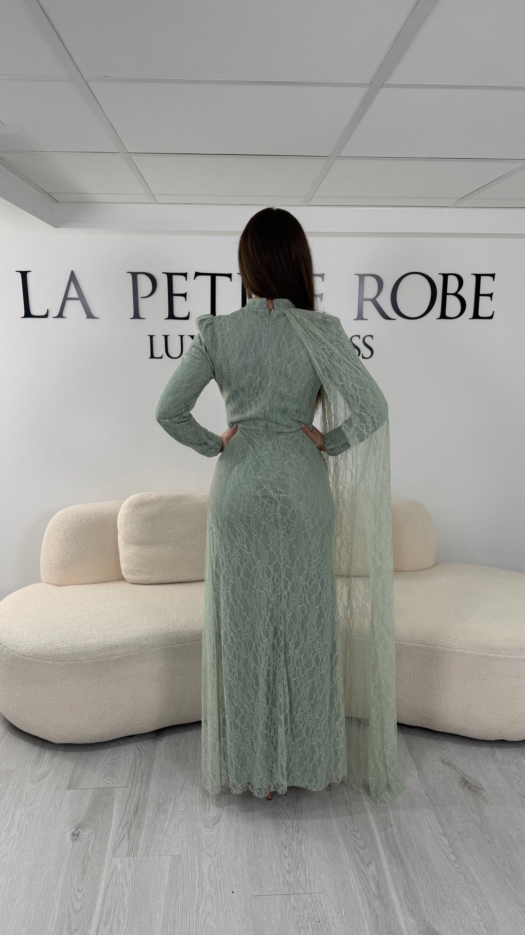 Robe de soirée vert d’eau longue en dentelle avec manches longues et coupe modeste sans fente. Une tenue élégante et raffinée idéale pour mariage, cérémonie et soirée chic.