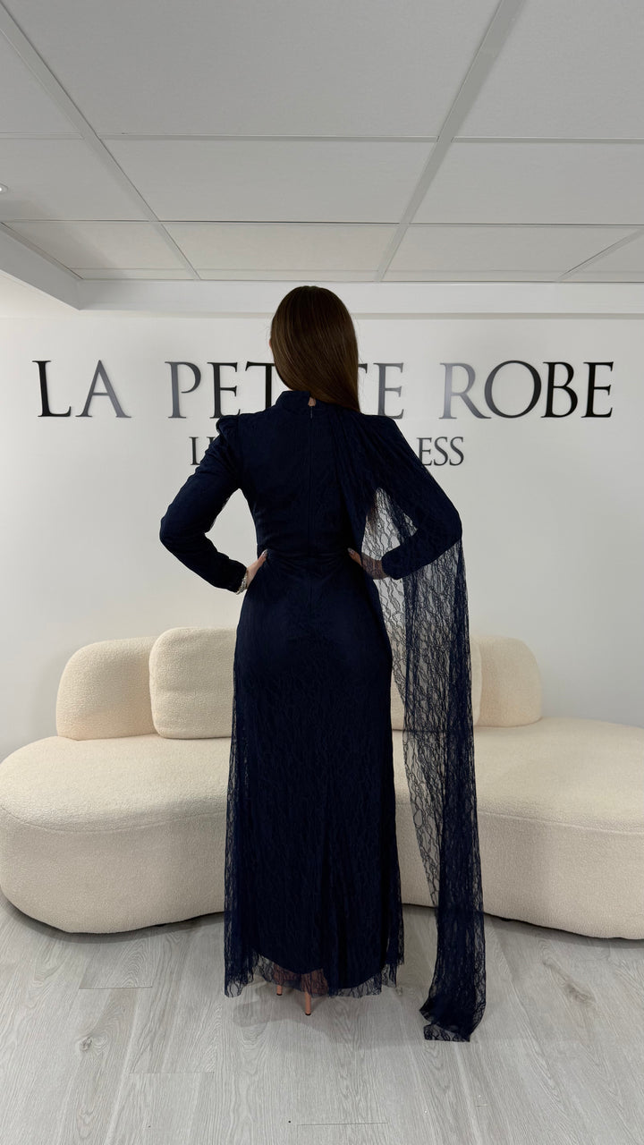 Robe de soirée modeste bleu marine longue en dentelle avec manches longues et coupe élégante sans fente. Une tenue raffinée idéale pour mariage, cérémonie et soirée chic.
