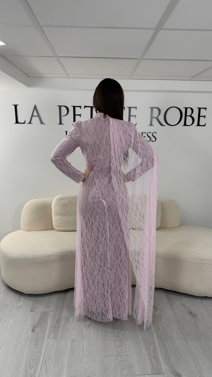 Robe de soirée modeste rose longue en dentelle avec manches longues et coupe élégante sans fente. Une tenue raffinée idéale pour mariage, cérémonie et soirée chic.
