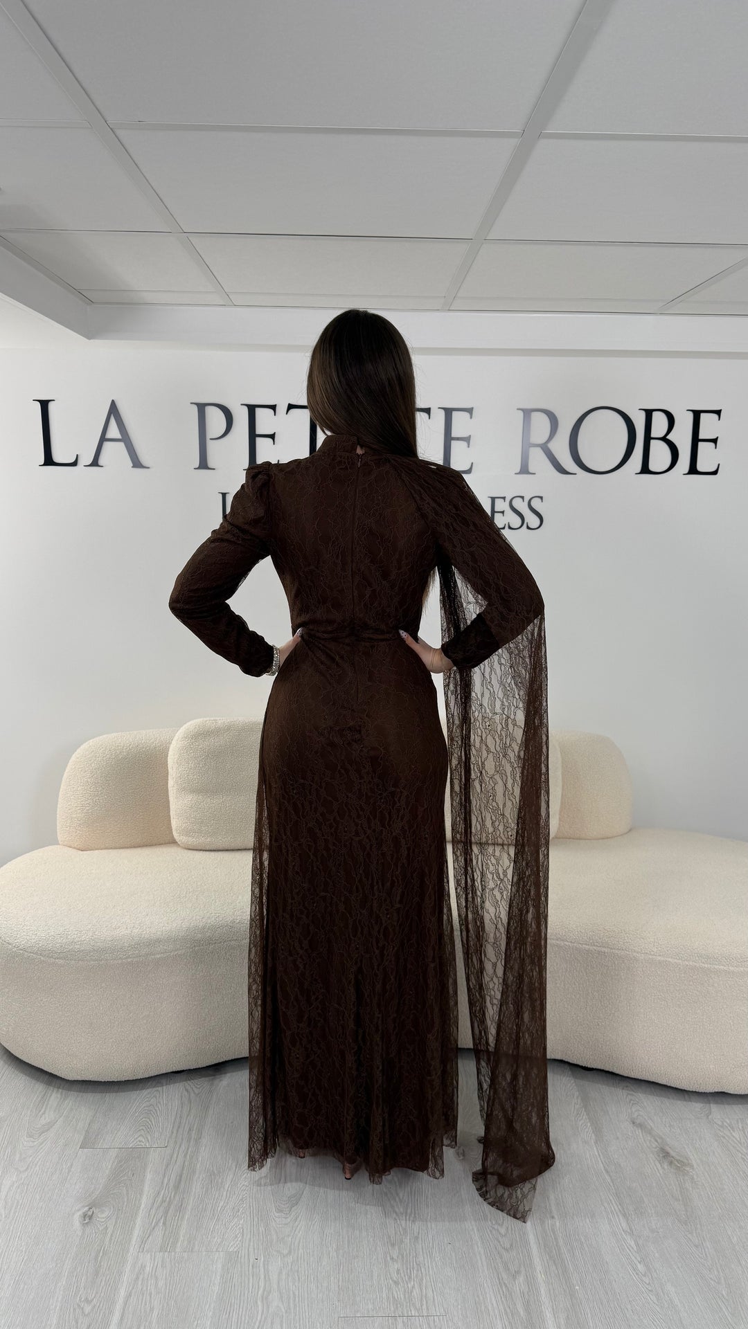 Robe de soirée modeste marron longue en dentelle avec manches longues et coupe élégante sans fente. Une tenue raffinée idéale pour mariage, cérémonie et soirée chic.