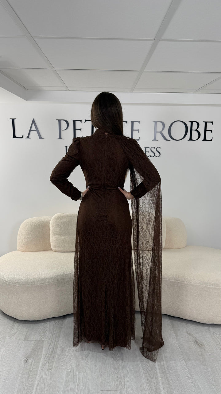 Robe de soirée modeste marron longue en dentelle avec manches longues et coupe élégante sans fente. Une tenue raffinée idéale pour mariage, cérémonie et soirée chic.