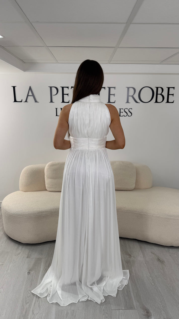 Robe de mariée blanche longue plissée avec col montant et coupe sans manches. Une robe élégante sans fente idéale pour mariage civil, cérémonie et réception chic.