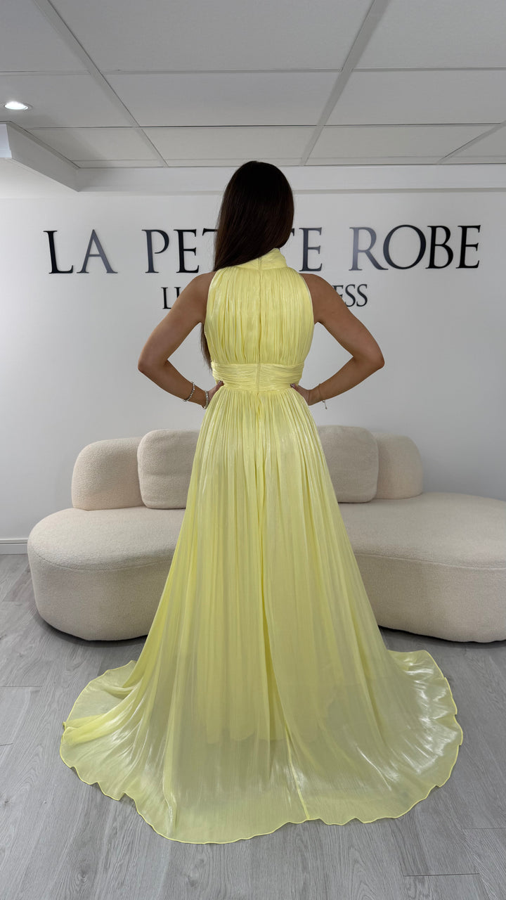 Robe de soirée jaune longue plissée avec col montant et coupe sans manches. Une robe élégante sans fente idéale pour mariage, cérémonie et soirée chic.