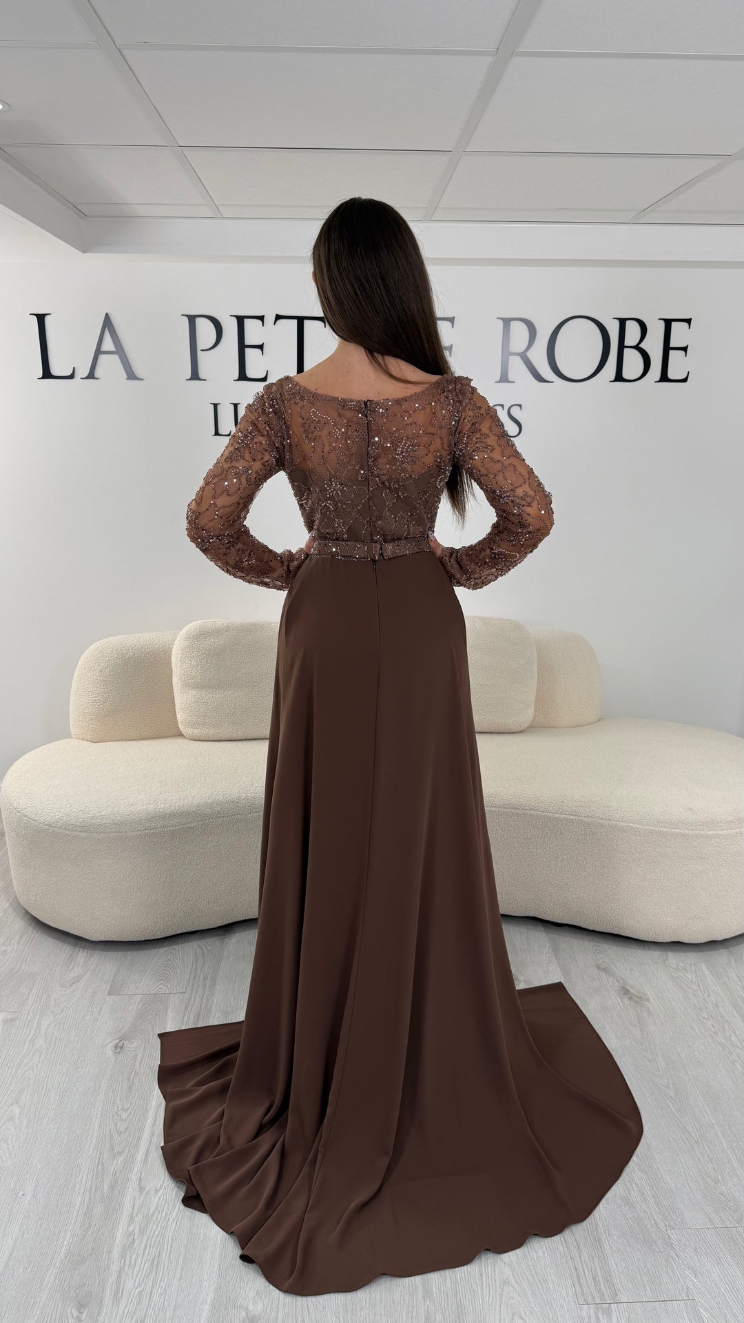 Robe de soirée marron longue avec manches longues, col rond et traîne non amovible. Une robe élégante sans fente idéale pour cérémonie et soirée chic.