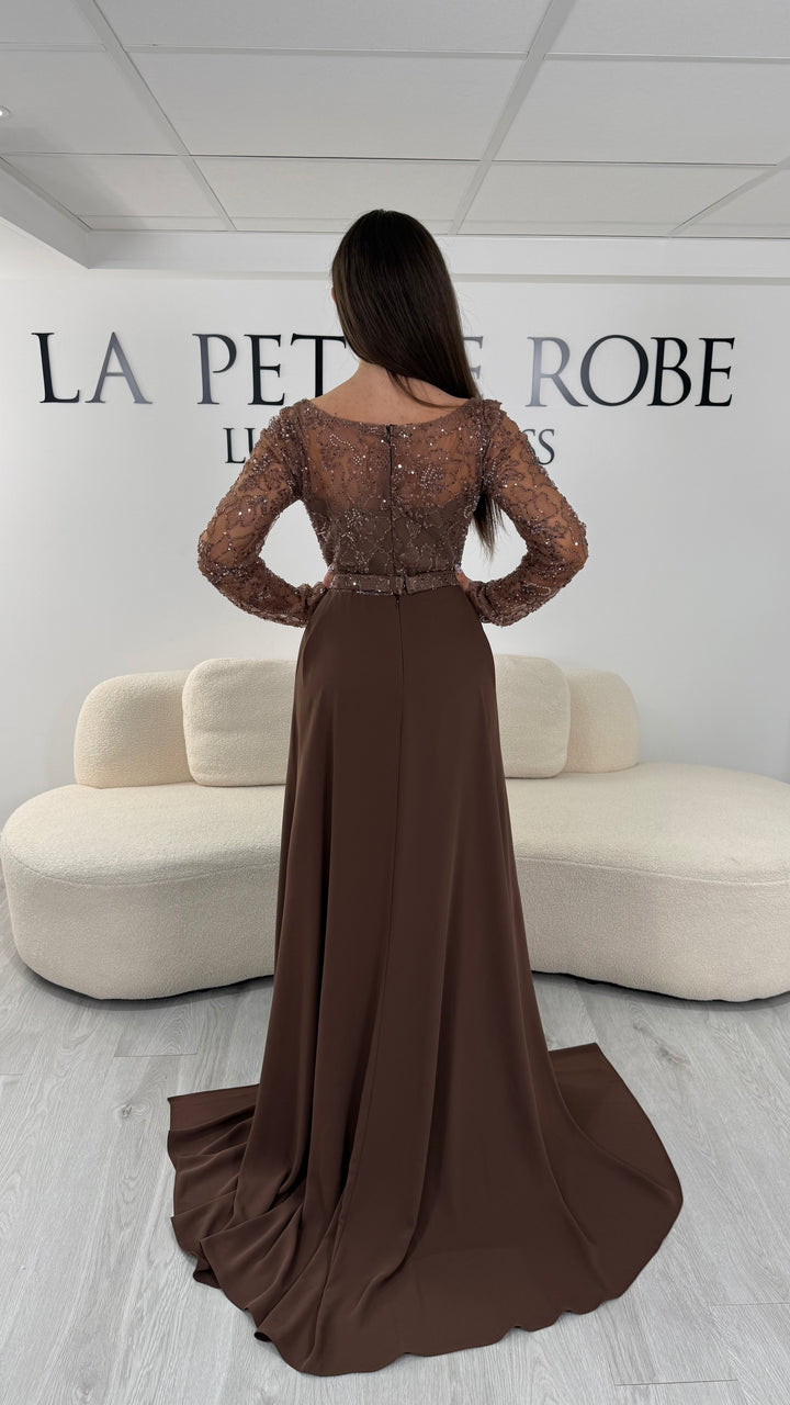 Robe de soirée marron longue avec manches longues, col rond et traîne non amovible. Une robe élégante sans fente idéale pour cérémonie et soirée chic.