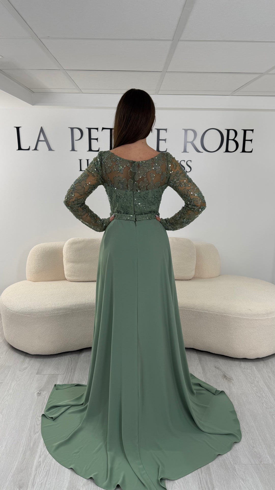 Robe de soirée vert d’eau longue avec manches longues, col rond et traîne non amovible. Une robe élégante sans fente idéale pour cérémonie et soirée chic.