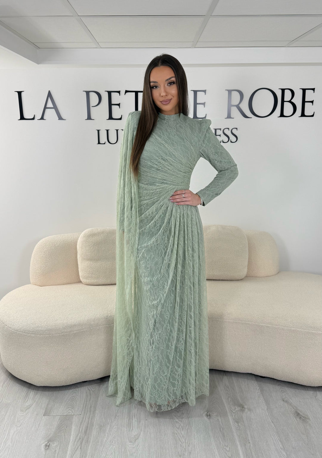 Robe de soirée vert d’eau longue en dentelle avec manches longues et coupe modeste sans fente. Une tenue élégante et raffinée idéale pour mariage, cérémonie et soirée chic.