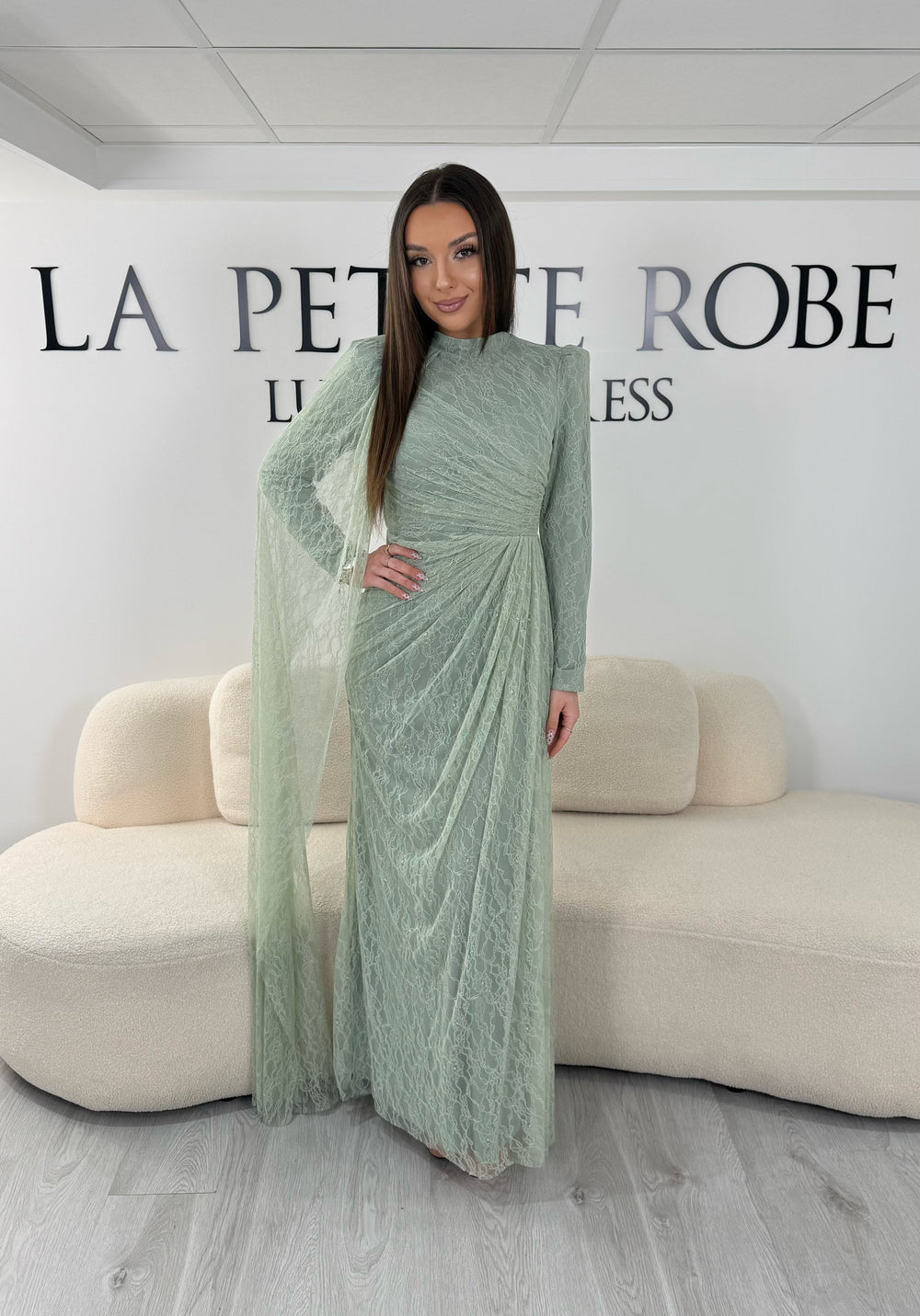 Robe de soirée vert d’eau longue en dentelle avec manches longues et coupe modeste sans fente. Une tenue élégante et raffinée idéale pour mariage, cérémonie et soirée chic.