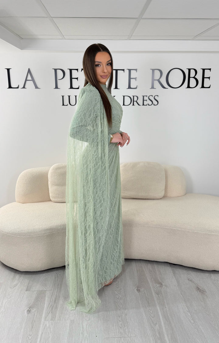 Robe de soirée vert d’eau longue en dentelle avec manches longues et coupe modeste sans fente. Une tenue élégante et raffinée idéale pour mariage, cérémonie et soirée chic.