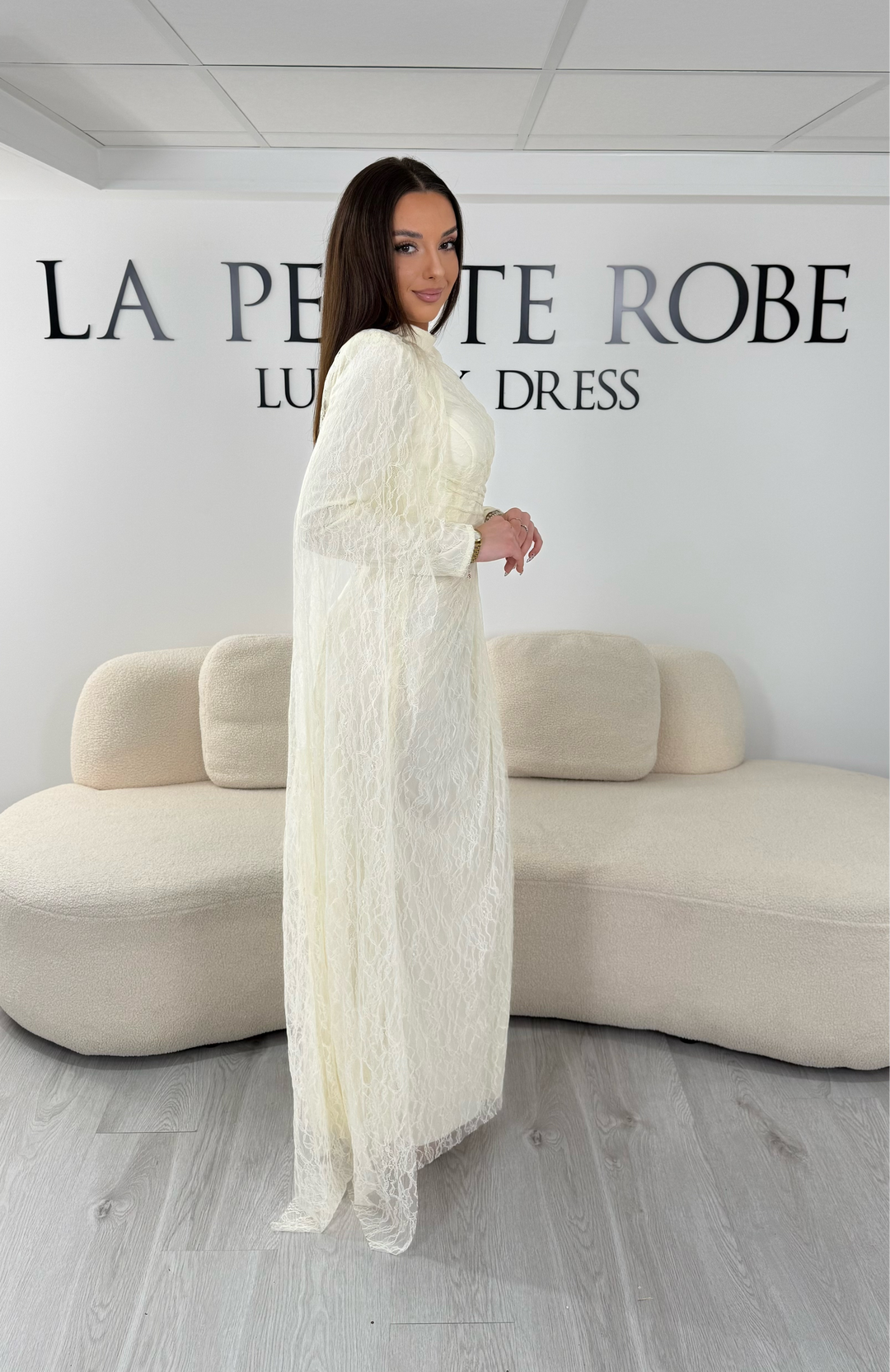 Robe de soirée modeste écru longue en dentelle avec manches longues et coupe élégante sans fente. Une tenue raffinée idéale pour mariage, cérémonie et soirée chic.