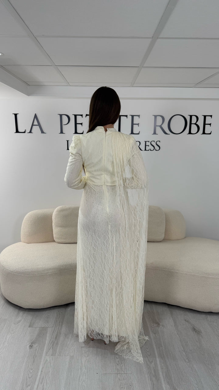 Robe de soirée modeste écru longue en dentelle avec manches longues et coupe élégante sans fente. Une tenue raffinée idéale pour mariage, cérémonie et soirée chic.