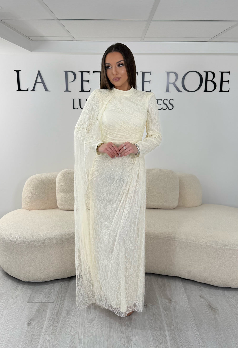 Robe de soirée modeste écru longue en dentelle avec manches longues et coupe élégante sans fente. Une tenue raffinée idéale pour mariage, cérémonie et soirée chic.