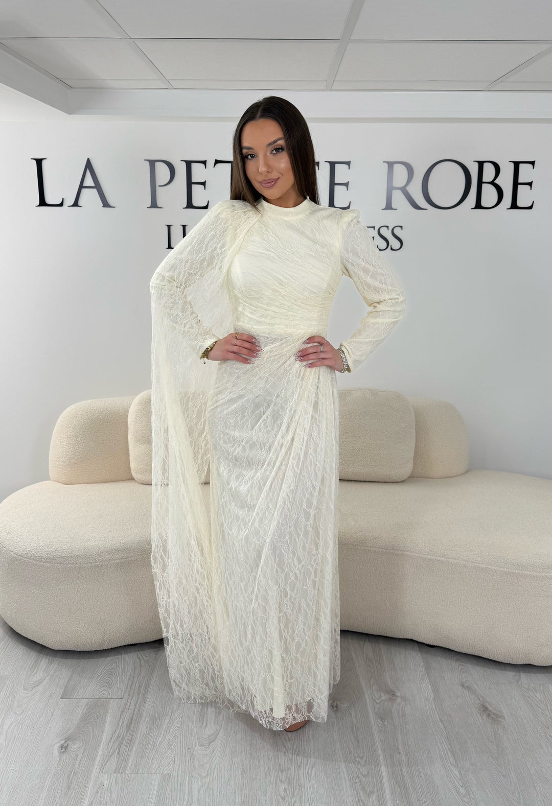 Robe de soirée modeste écru longue en dentelle avec manches longues et coupe élégante sans fente. Une tenue raffinée idéale pour mariage, cérémonie et soirée chic.