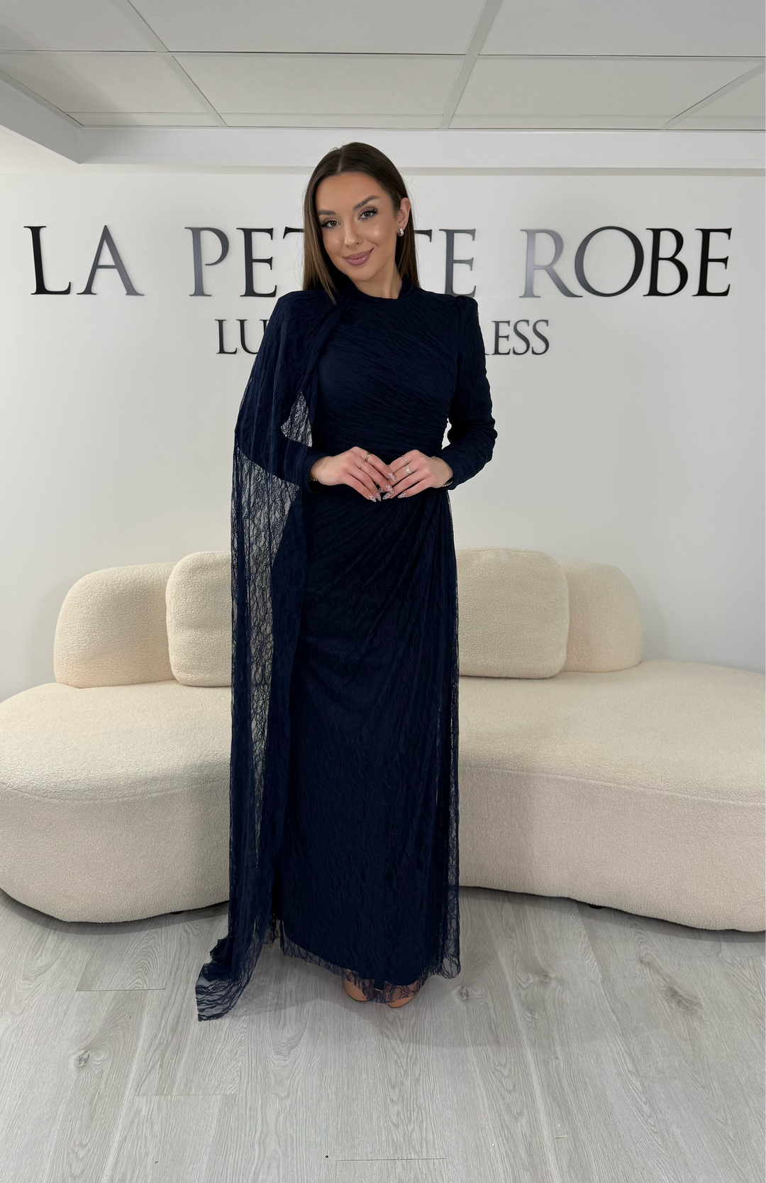 Robe de soirée modeste bleu marine longue en dentelle avec manches longues et coupe élégante sans fente. Une tenue raffinée idéale pour mariage, cérémonie et soirée chic.