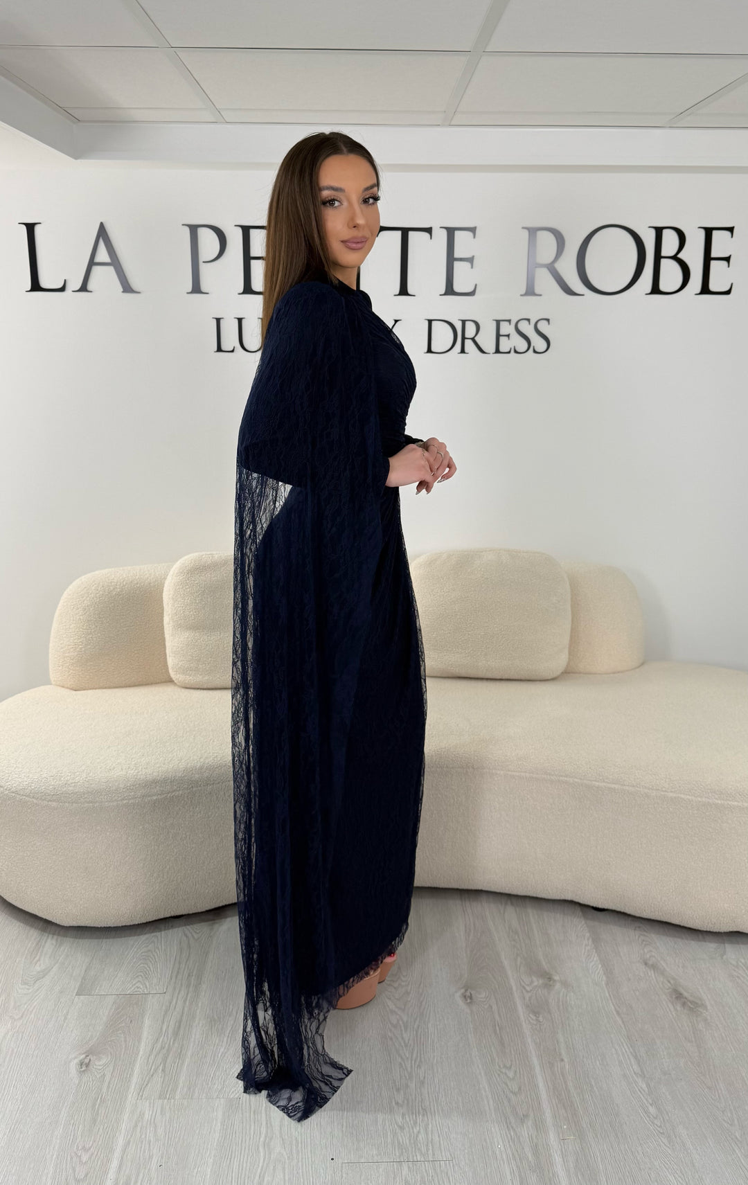 Robe de soirée modeste bleu marine longue en dentelle avec manches longues et coupe élégante sans fente. Une tenue raffinée idéale pour mariage, cérémonie et soirée chic.