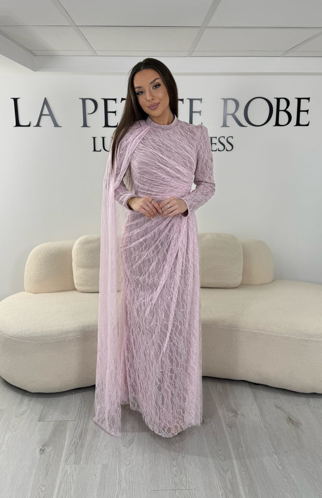 Robe de soirée modeste rose longue en dentelle avec manches longues et coupe élégante sans fente. Une tenue raffinée idéale pour mariage, cérémonie et soirée chic.