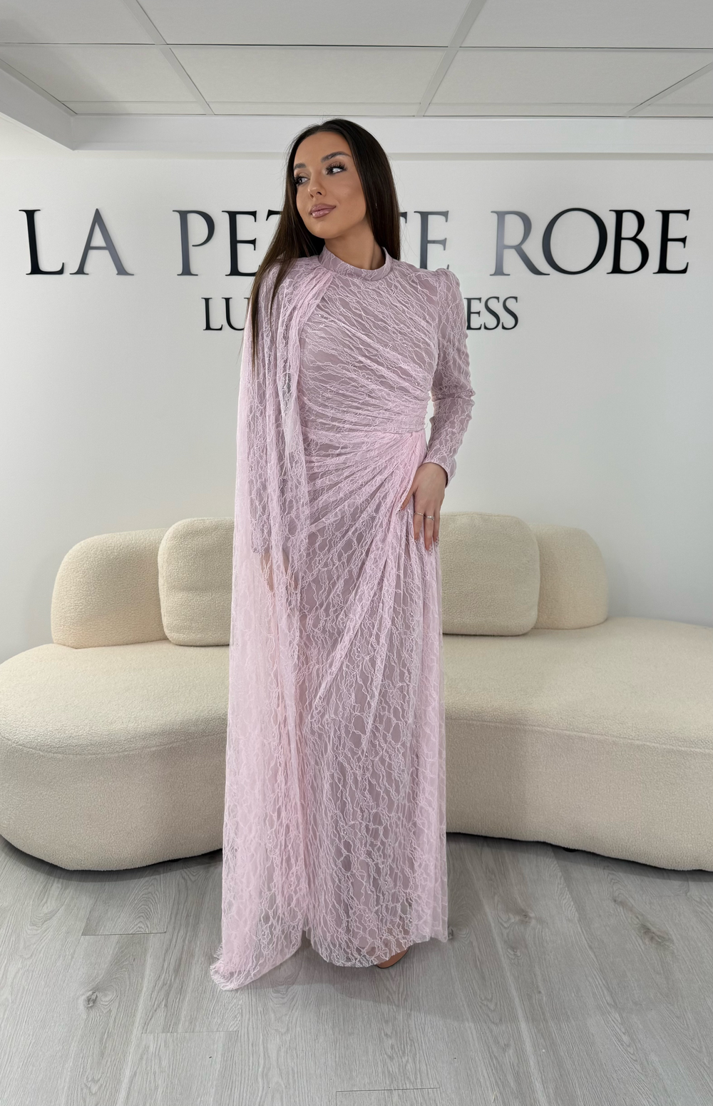Robe de soirée modeste rose longue en dentelle avec manches longues et coupe élégante sans fente. Une tenue raffinée idéale pour mariage, cérémonie et soirée chic.