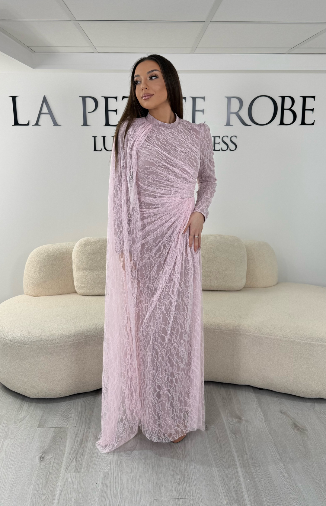 Robe de soirée modeste rose longue en dentelle avec manches longues et coupe élégante sans fente. Une tenue raffinée idéale pour mariage, cérémonie et soirée chic.