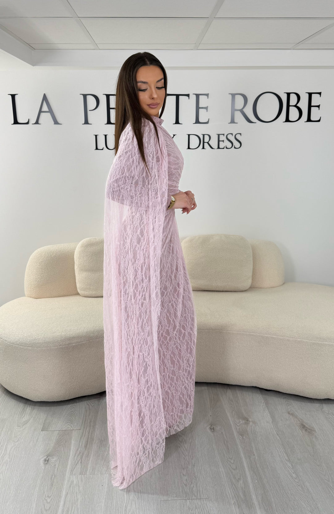 Robe de soirée modeste rose longue en dentelle avec manches longues et coupe élégante sans fente. Une tenue raffinée idéale pour mariage, cérémonie et soirée chic.
