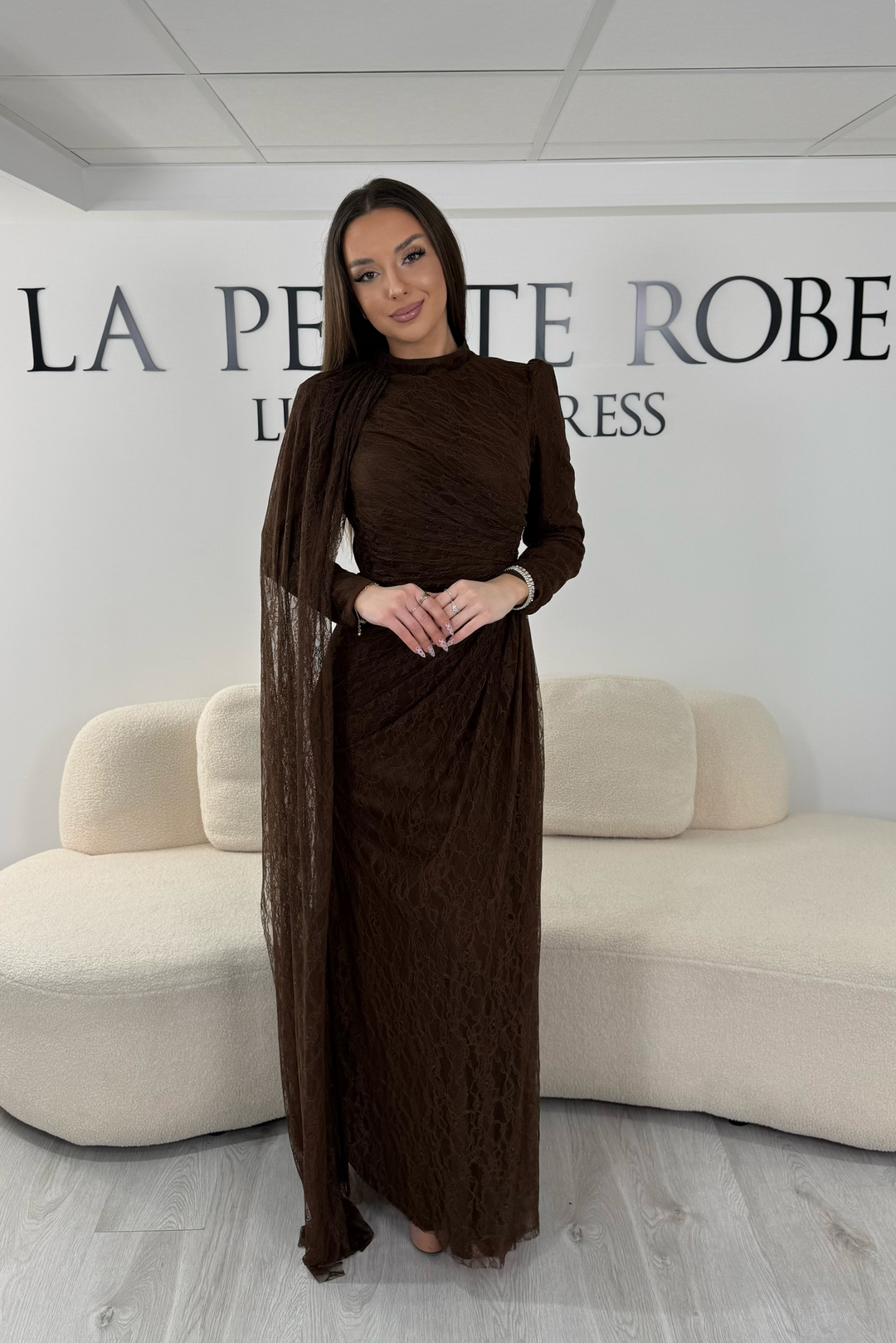 Robe de soirée modeste marron longue en dentelle avec manches longues et coupe élégante sans fente. Une tenue raffinée idéale pour mariage, cérémonie et soirée chic.