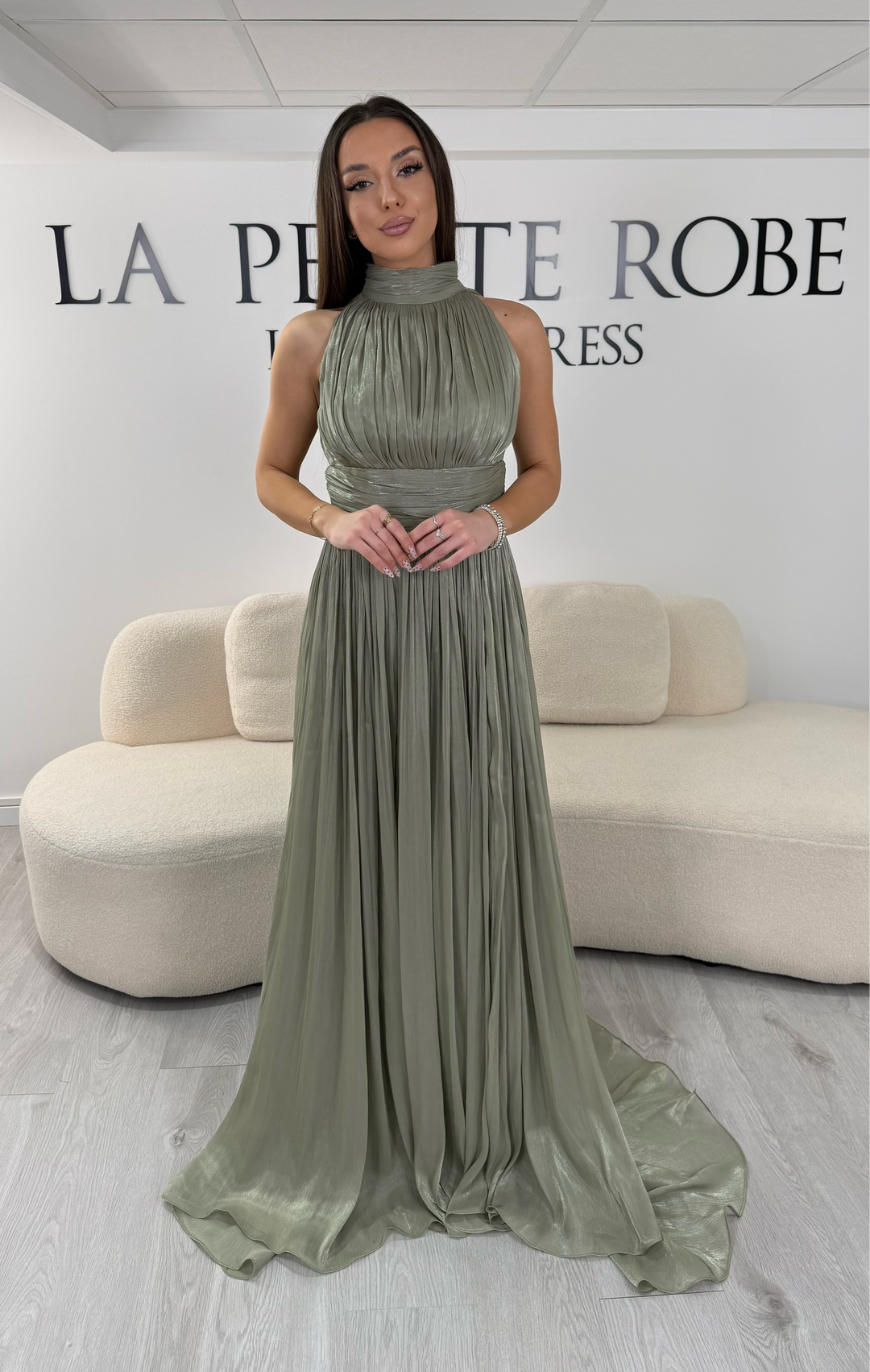 Robe de soirée vert d’eau longue plissée avec col montant et coupe sans manches. Une robe élégante sans fente idéale pour mariage, cérémonie et soirée chic.
