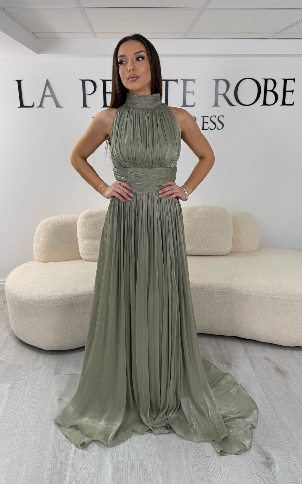 Robe de soirée vert d’eau longue plissée avec col montant et coupe sans manches. Une robe élégante sans fente idéale pour mariage, cérémonie et soirée chic.
