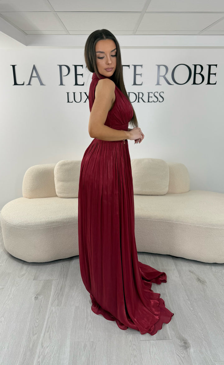 Robe de soirée bordeaux longue plissée avec col montant et coupe sans manches. Une robe élégante sans fente idéale pour mariage, cérémonie et soirée chic.