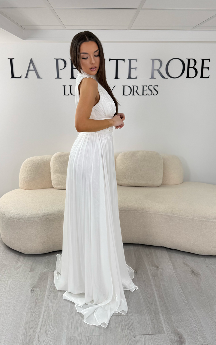 Robe de mariée blanche longue plissée avec col montant et coupe sans manches. Une robe élégante sans fente idéale pour mariage civil, cérémonie et réception chic.