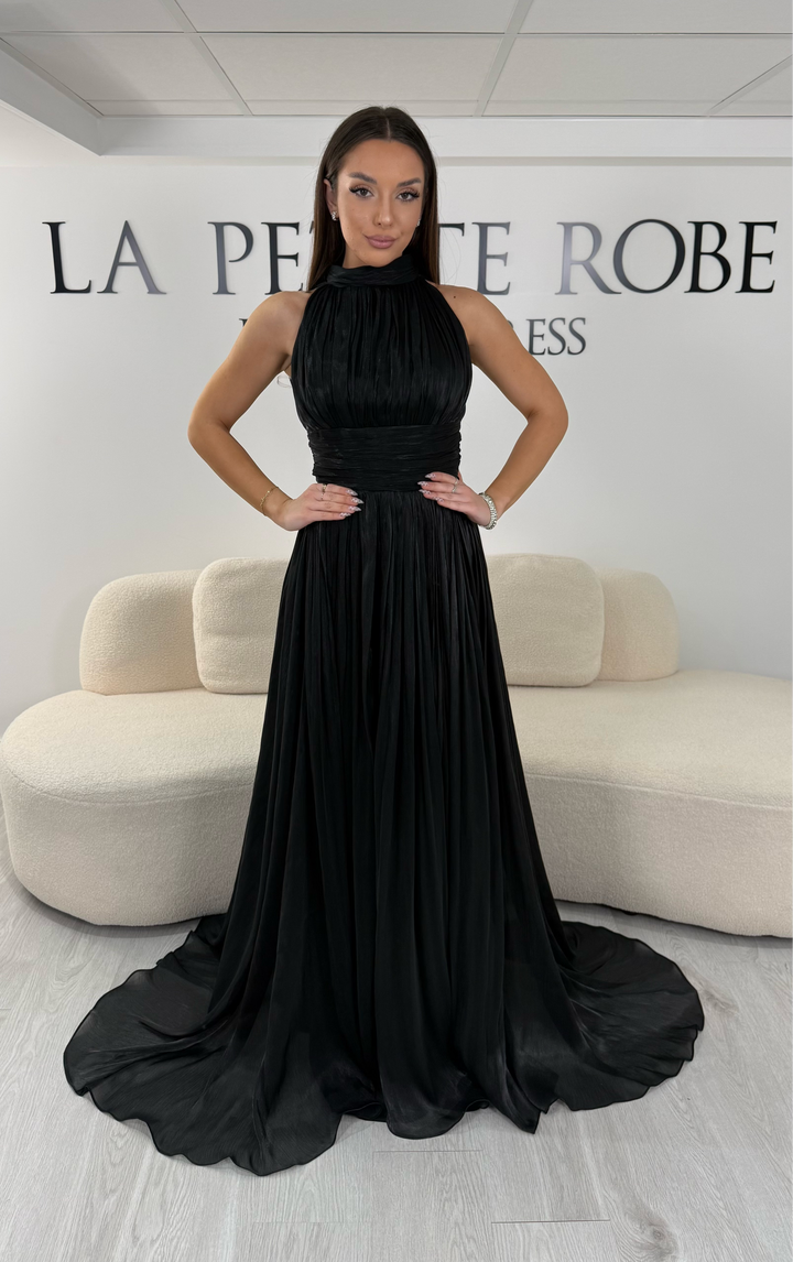 Robe de soirée noire longue plissée avec col montant et coupe sans manches. Une robe élégante sans fente idéale pour mariage, cérémonie et soirée chic.