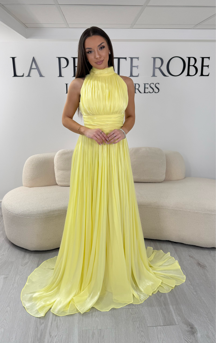 Robe de soirée jaune longue plissée avec col montant et coupe sans manches. Une robe élégante sans fente idéale pour mariage, cérémonie et soirée chic.