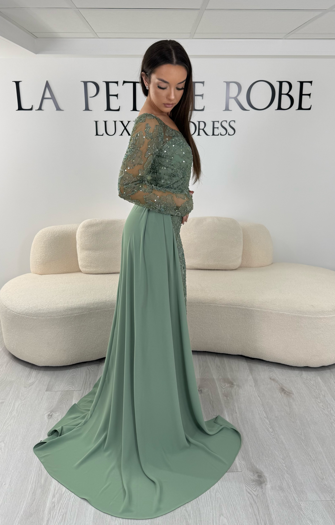 Robe de soirée vert d’eau longue avec manches longues, col rond et traîne non amovible. Une robe élégante sans fente idéale pour cérémonie et soirée chic.