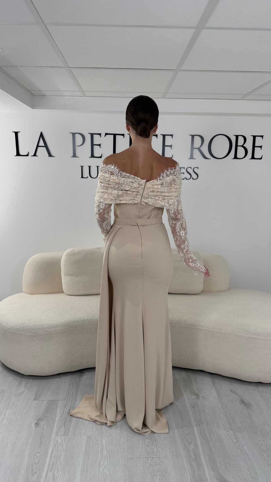 Robe de soirée beige longue avec col bateau en dentelle et manches longues. Une robe élégante sans fente idéale pour mariage, cérémonie et gala.
